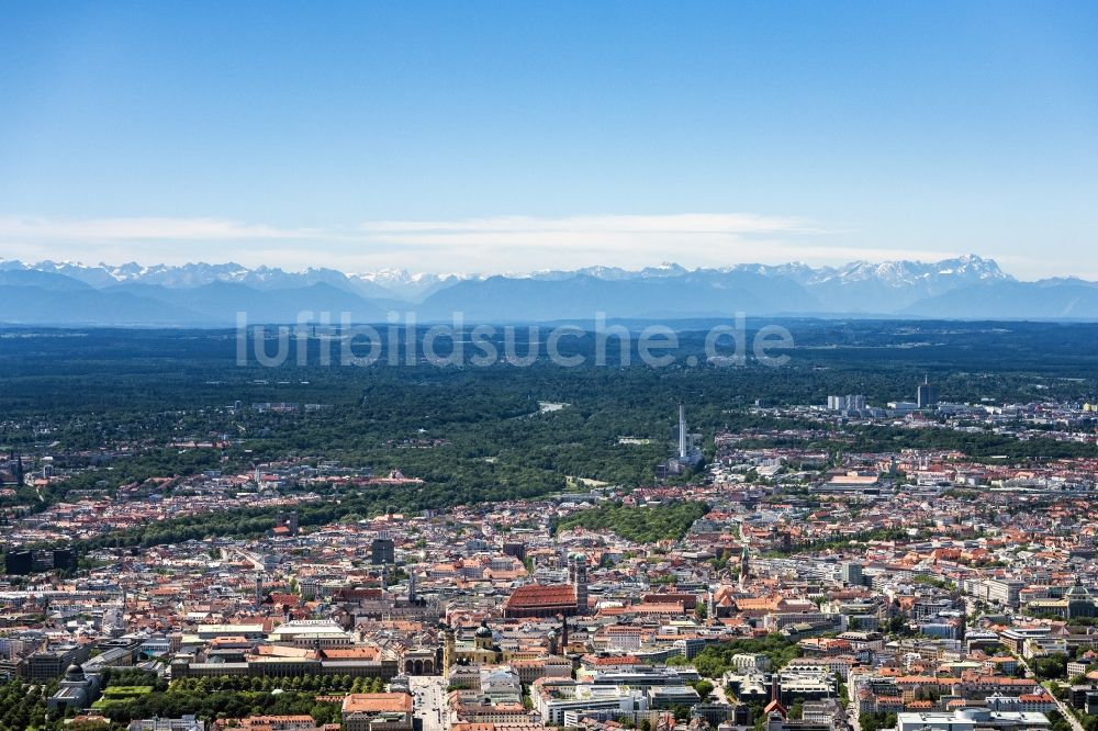 München von oben - Stadtzentrum im Innenstadtbereich mit dem Gebirgszug der Alpen im Hintergrund in München im Bundesland Bayern, Deutschland