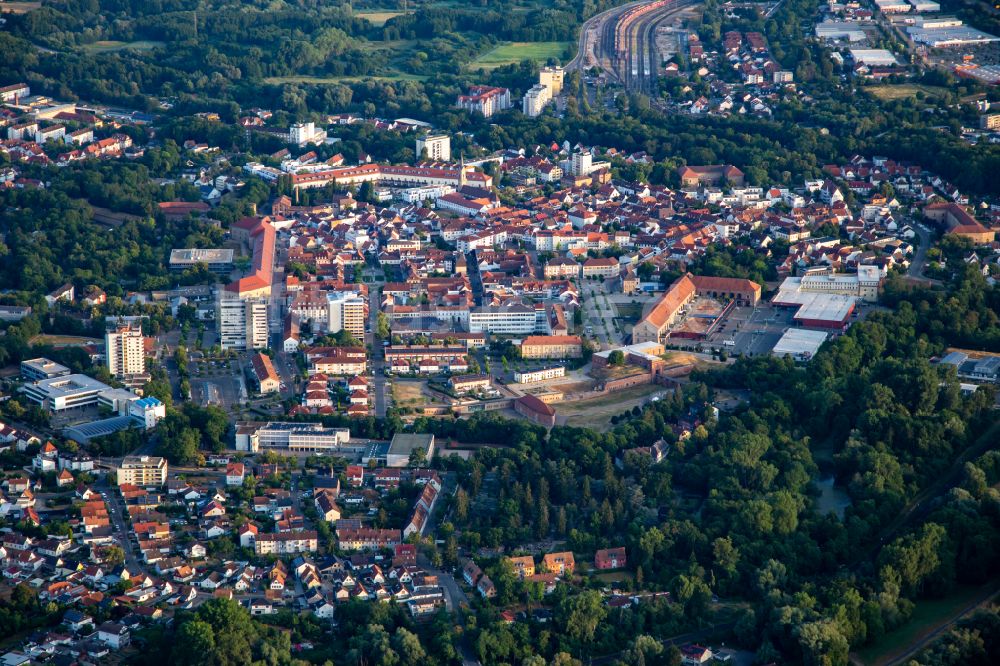 Germersheim aus der Vogelperspektive: Stadtzentrum im Innenstadtbereich in Germersheim im Bundesland Rheinland-Pfalz, Deutschland