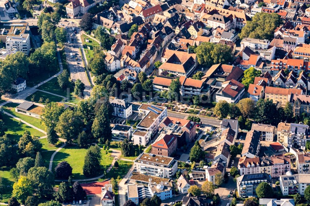 Luftaufnahme Offenburg - Stadtzentrum im Innenstadtbereich Grabenallee und am Bürgerpark in Offenburg im Bundesland Baden-Württemberg, Deutschland