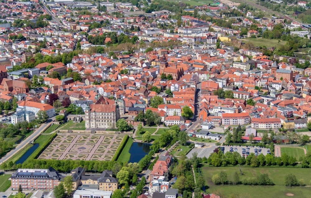 Luftaufnahme Güstrow - Stadtzentrum im Innenstadtbereich in Güstrow im Bundesland Mecklenburg-Vorpommern
