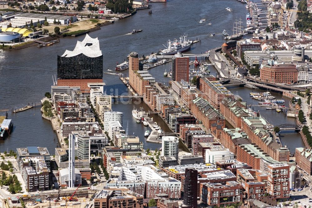 Luftaufnahme Hamburg - Stadtzentrum im Innenstadtbereich der Hafencity am Ufer des Flußverlaufes der Elbe in Hamburg