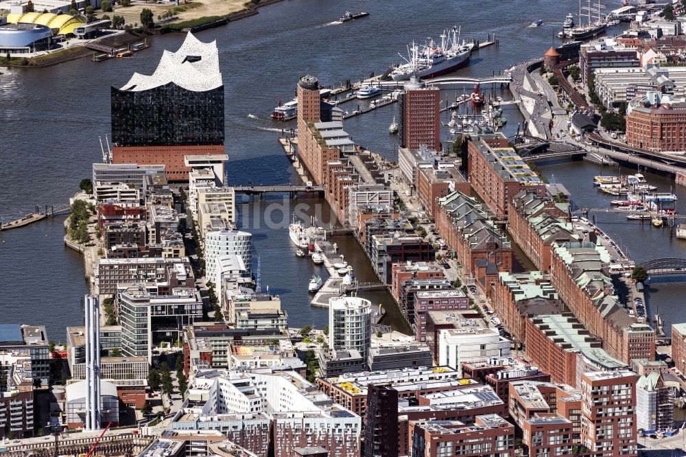 Hamburg aus der Vogelperspektive: Stadtzentrum im Innenstadtbereich der Hafencity am Ufer des Flußverlaufes der Elbe in Hamburg