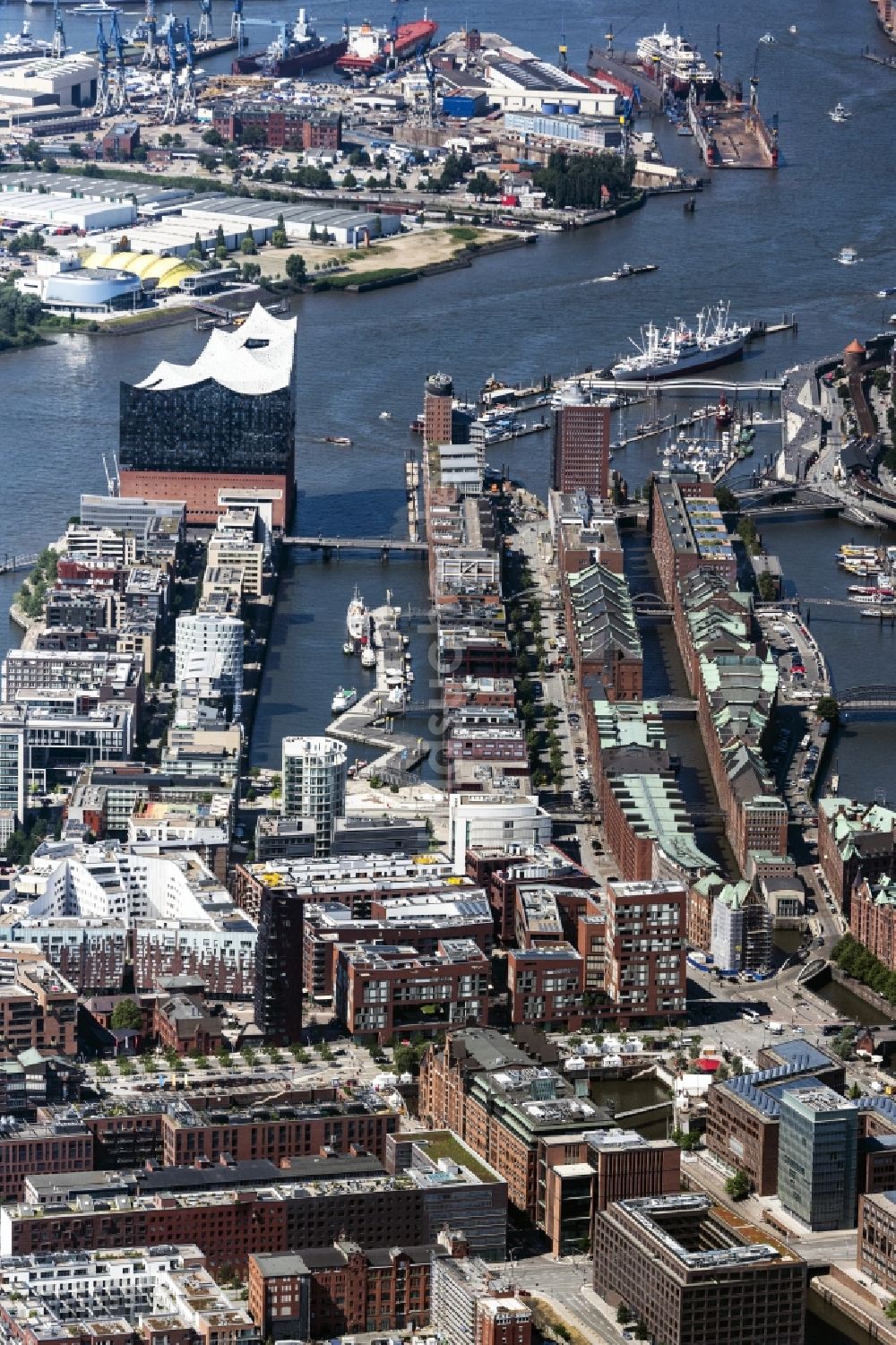 Luftbild Hamburg - Stadtzentrum im Innenstadtbereich der Hafencity am Ufer des Flußverlaufes der Elbe in Hamburg