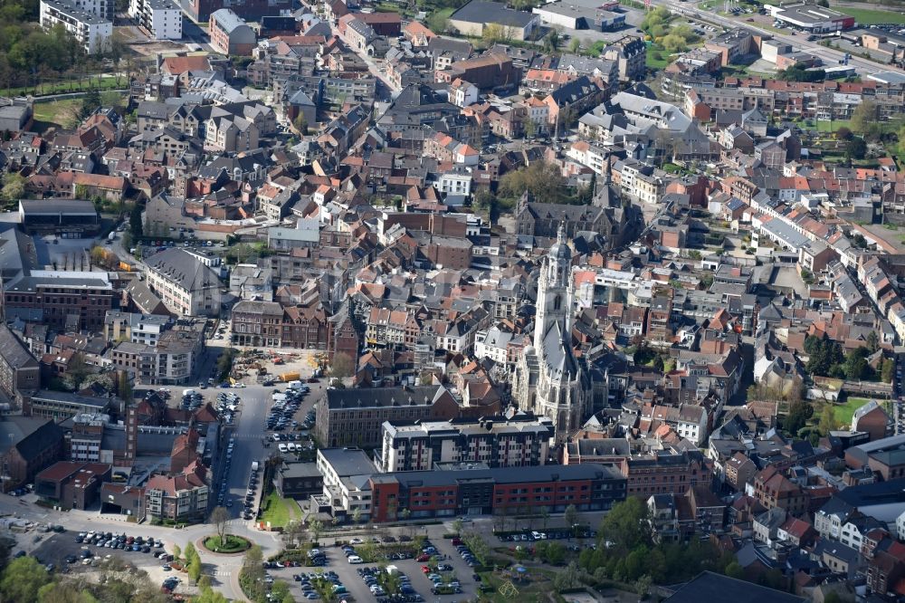 Luftaufnahme Halle - Stadtzentrum im Innenstadtbereich in Halle in Vlaanderen, Belgien