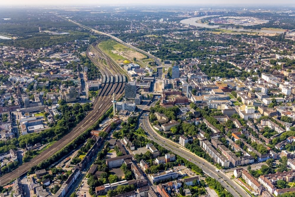 Luftbild Duisburg - Stadtzentrum im Innenstadtbereich am Hauptbahnhof entlang der BAB A59 in Duisburg im Bundesland Nordrhein-Westfalen, Deutschland