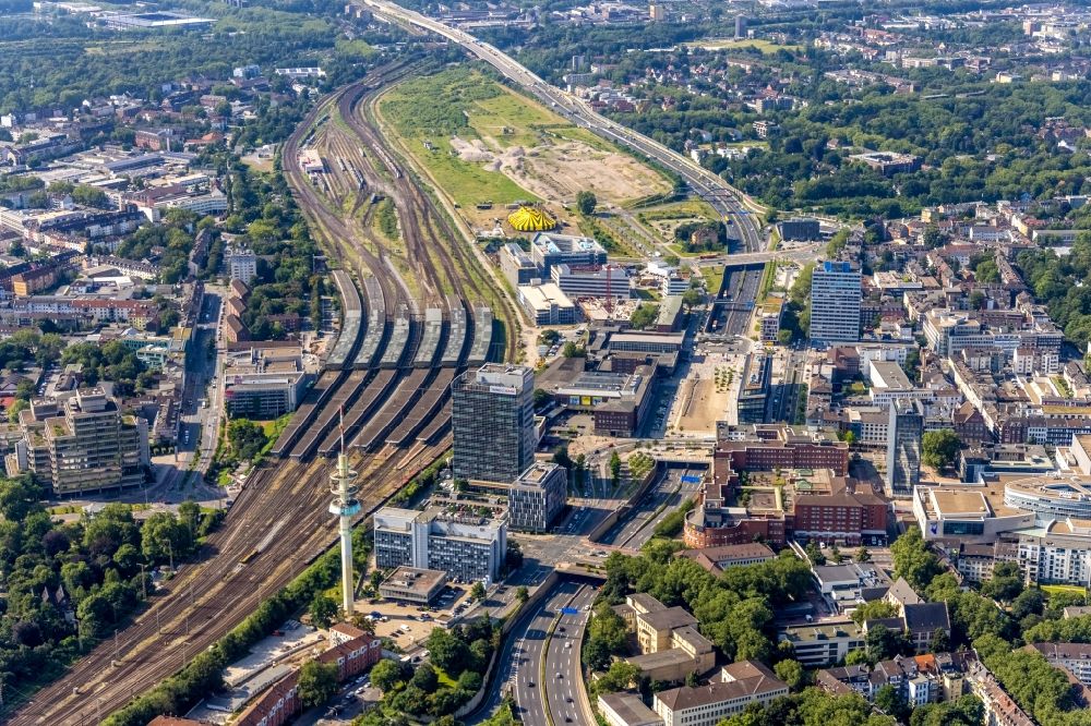 Luftaufnahme Duisburg - Stadtzentrum im Innenstadtbereich am Hauptbahnhof entlang der BAB A59 in Duisburg im Bundesland Nordrhein-Westfalen, Deutschland