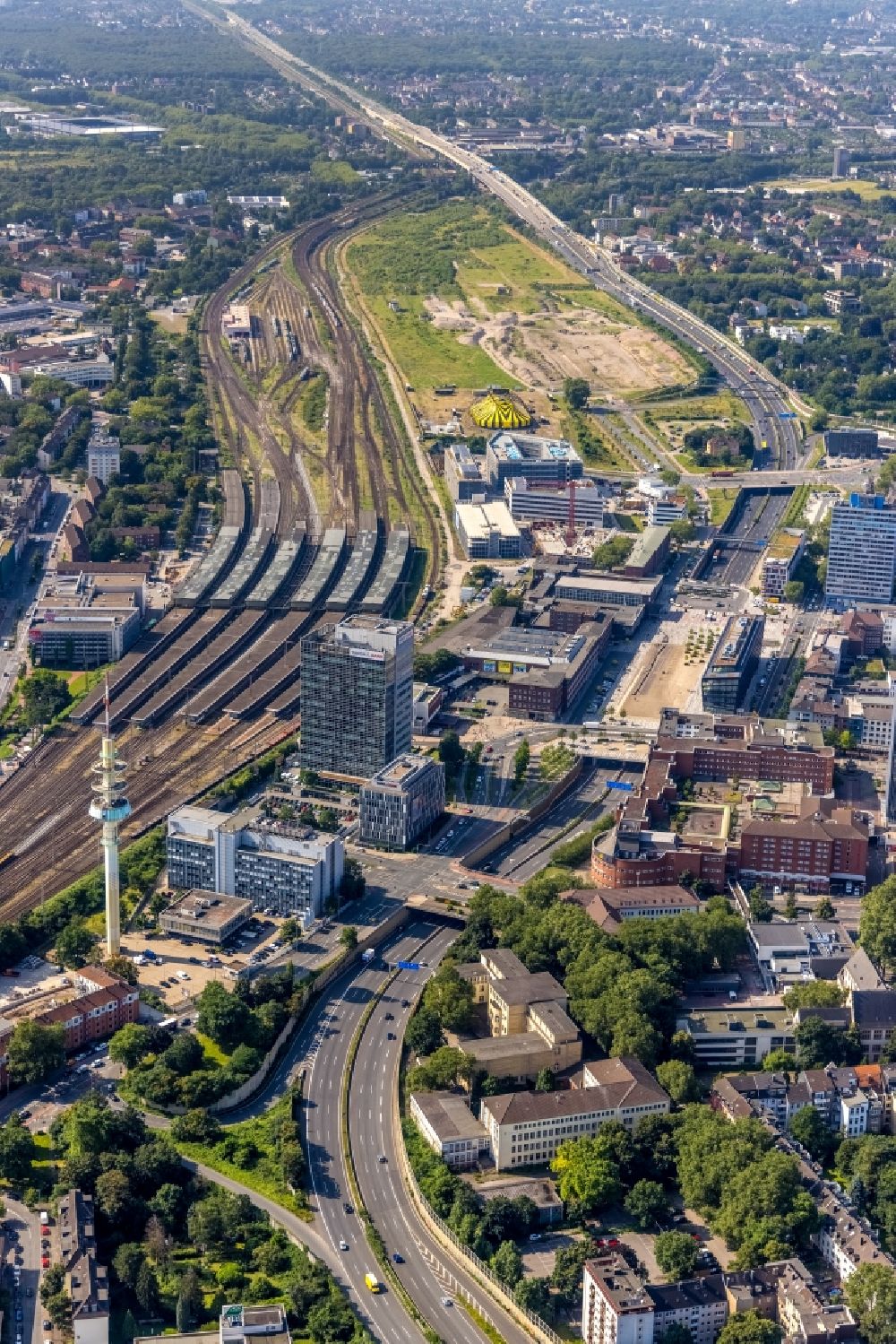 Duisburg von oben - Stadtzentrum im Innenstadtbereich am Hauptbahnhof entlang der BAB A59 in Duisburg im Bundesland Nordrhein-Westfalen, Deutschland