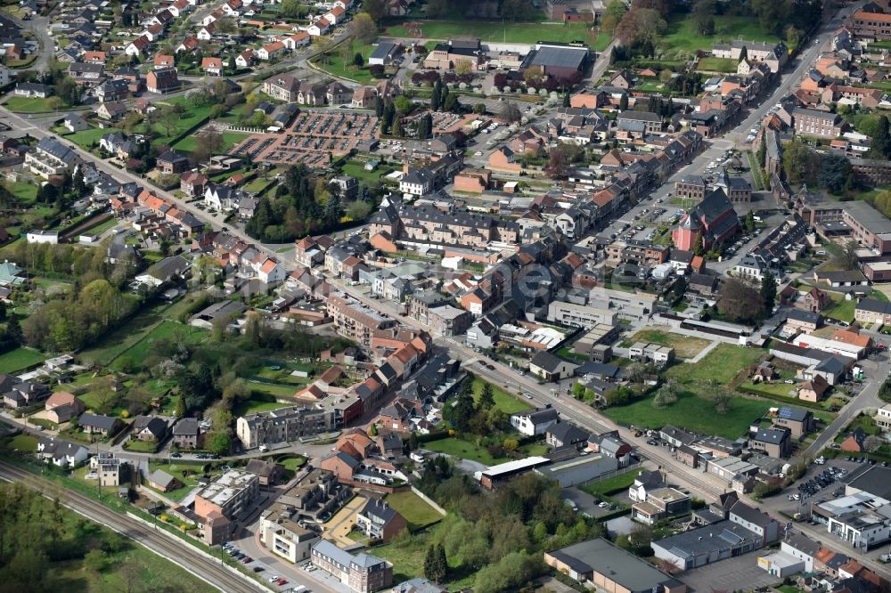Hoeselt aus der Vogelperspektive: Stadtzentrum im Innenstadtbereich in Hoeselt in Vlaanderen, Belgien