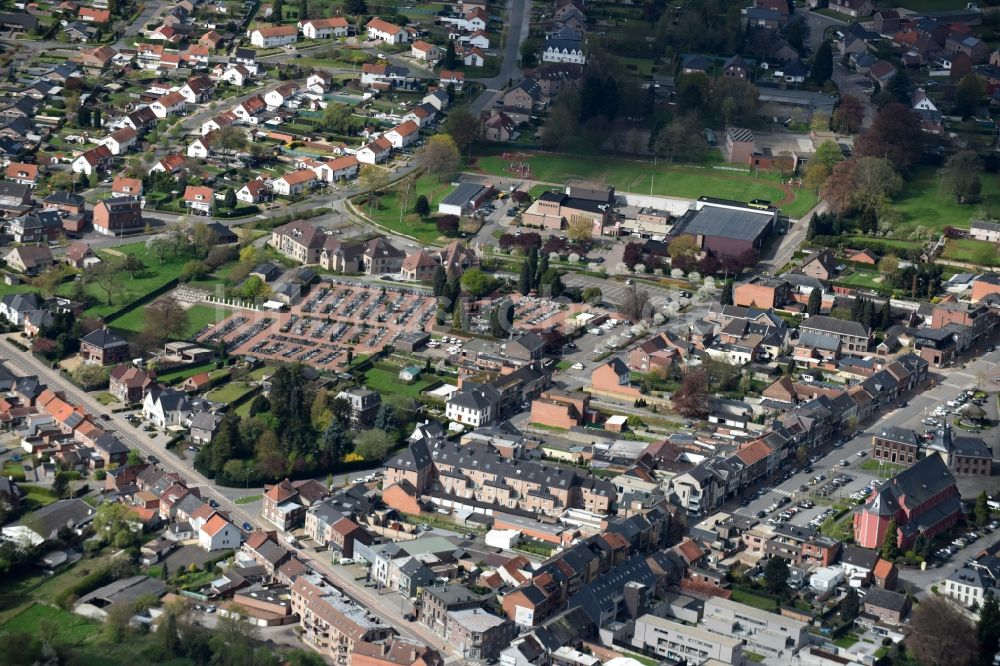 Luftbild Hoeselt - Stadtzentrum im Innenstadtbereich in Hoeselt in Vlaanderen, Belgien