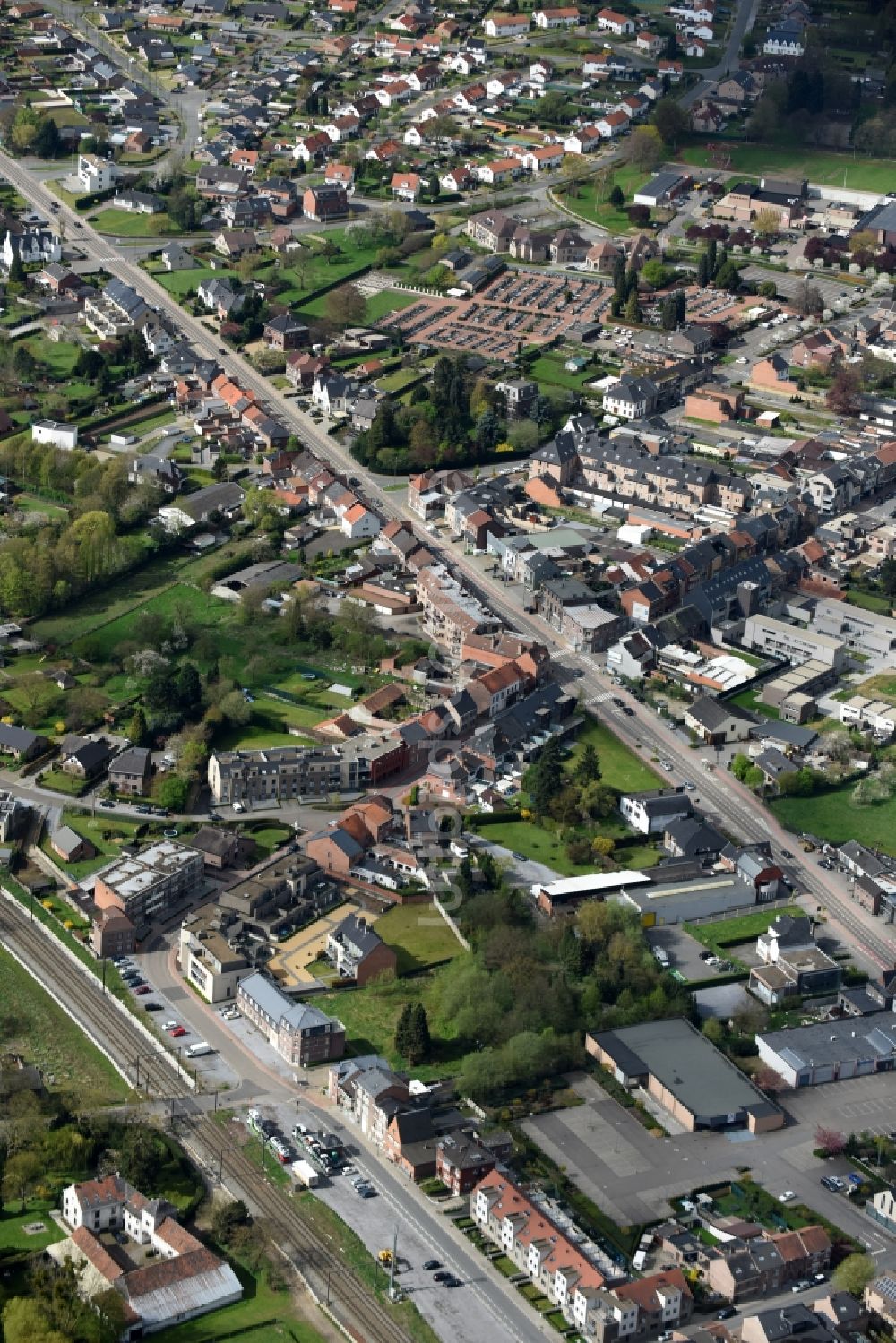 Hoeselt von oben - Stadtzentrum im Innenstadtbereich in Hoeselt in Vlaanderen, Belgien