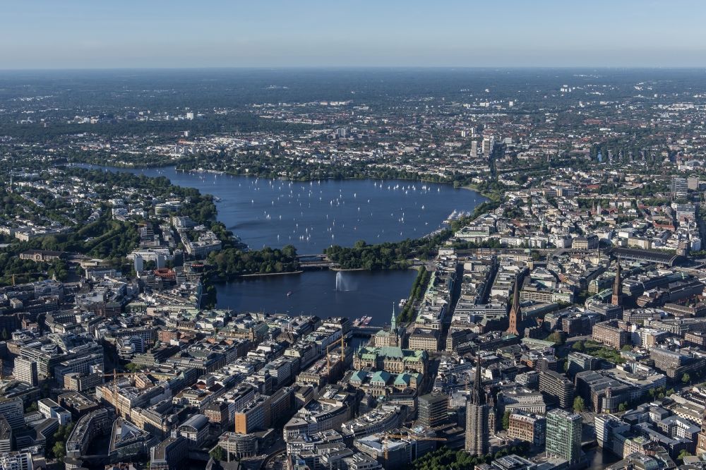Luftaufnahme Hamburg - Stadtzentrum im Innenstadtbereich mit Innen und Außenalster in Hamburg