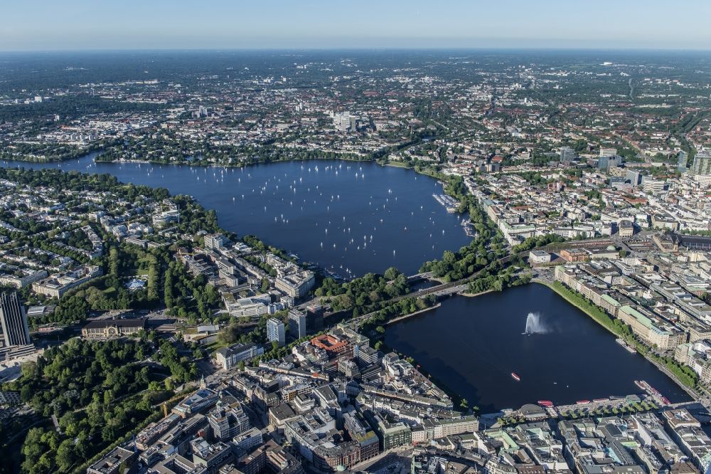 Luftbild Hamburg - Stadtzentrum im Innenstadtbereich mit Innen und Außenalster in Hamburg