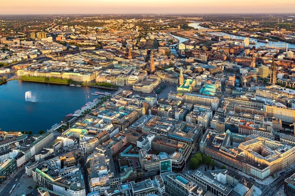 Luftbild Hamburg - Stadtzentrum im Innenstadtbereich mit Innen und Außenalster in Hamburg