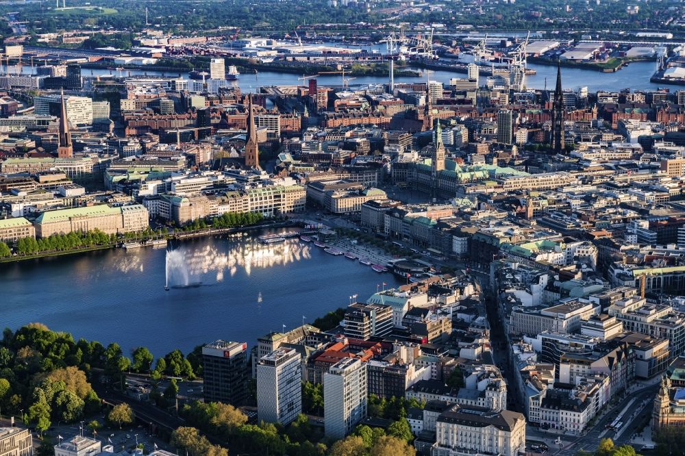Hamburg aus der Vogelperspektive: Stadtzentrum im Innenstadtbereich mit Innen und Außenalster in Hamburg