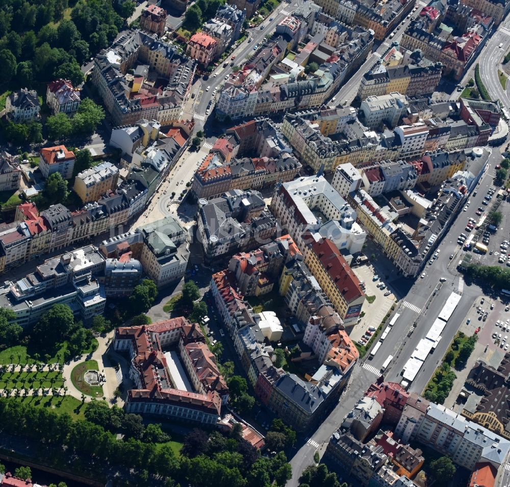 Karlovy Vary - Karlsbad von oben - Stadtzentrum im Innenstadtbereich in Karlovy Vary - Karlsbad in Cechy - Böhmen, Tschechien