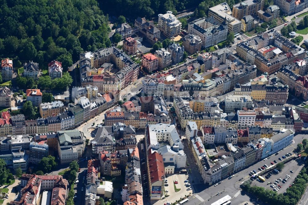 Luftbild Karlovy Vary - Karlsbad - Stadtzentrum im Innenstadtbereich in Karlovy Vary - Karlsbad in Cechy - Böhmen, Tschechien
