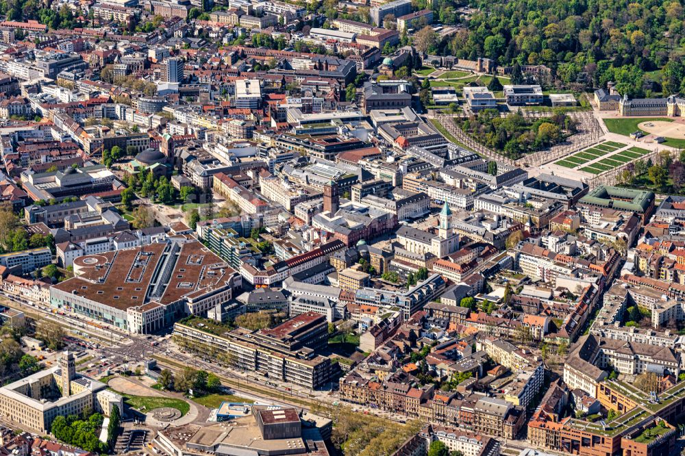 Luftaufnahme Karlsruhe - Stadtzentrum im Innenstadtbereich von Karlsruhe im Bundesland Baden-Württemberg, Deutschland