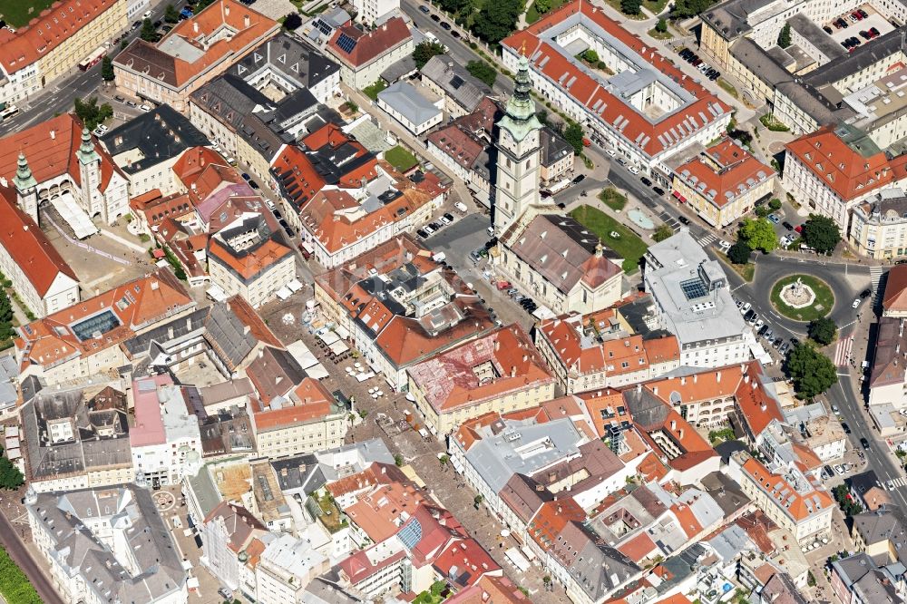 Luftaufnahme Klagenfurt - Stadtzentrum im Innenstadtbereich in Klagenfurt in Kärnten, Österreich