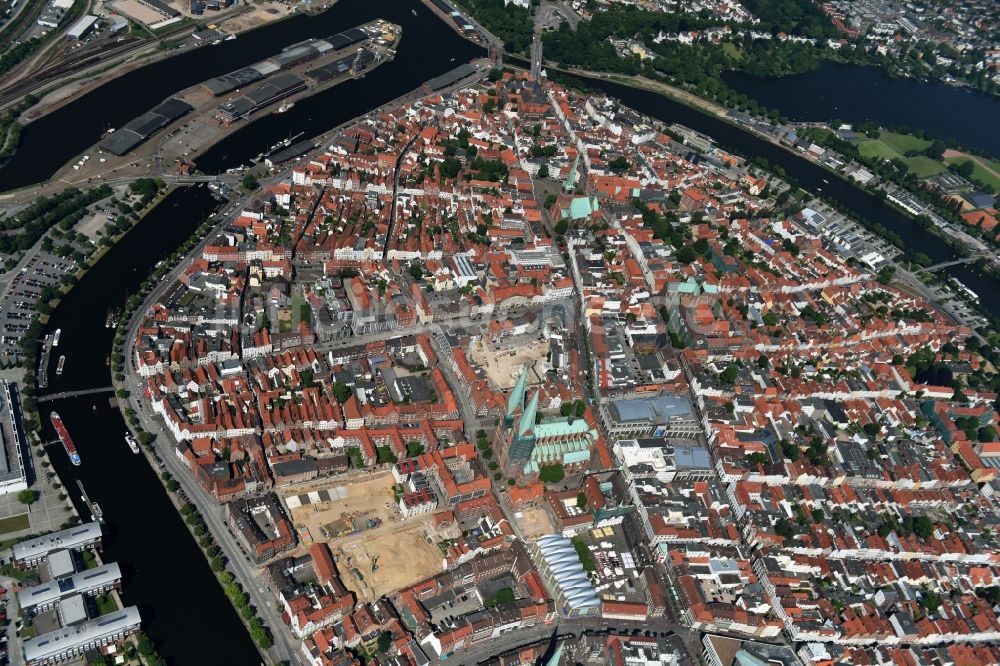 Luftaufnahme Lübeck - Stadtzentrum im Innenstadtbereich in Lübeck im Bundesland Schleswig-Holstein
