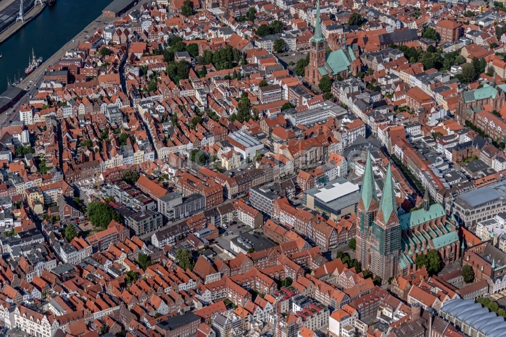 Luftaufnahme Lübeck - Stadtzentrum im Innenstadtbereich in Lübeck im Bundesland Schleswig-Holstein