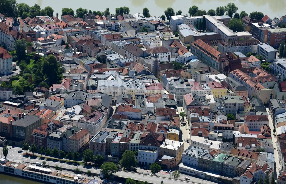 Passau aus der Vogelperspektive: Stadtzentrum im Innenstadtbereich im Ortsteil Neumarkt in Passau im Bundesland Bayern, Deutschland
