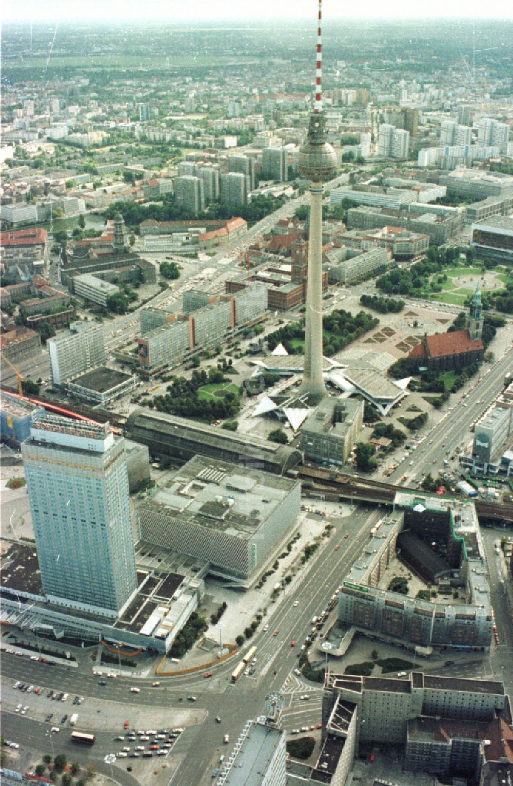 Luftbild Berlin - Stadtzentrum im Innenstadtbereich Ost am Berliner Fernsehturm im Ortsteil Mitte in Berlin, Deutschland