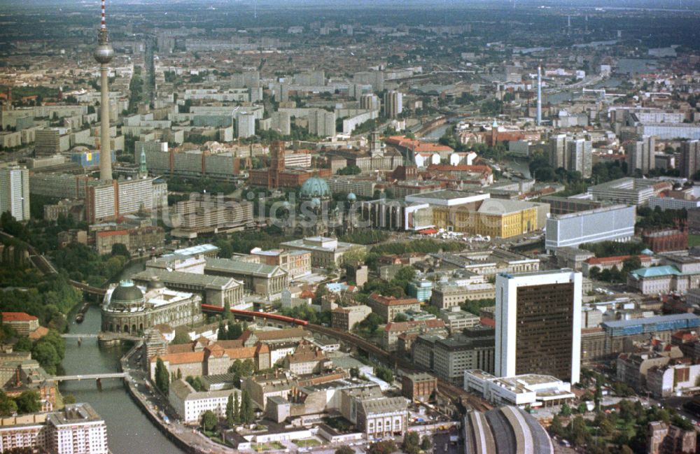 Berlin aus der Vogelperspektive: Stadtzentrum im Innenstadtbereich Ost am Berliner Fernsehturm im Ortsteil Mitte in Berlin, Deutschland