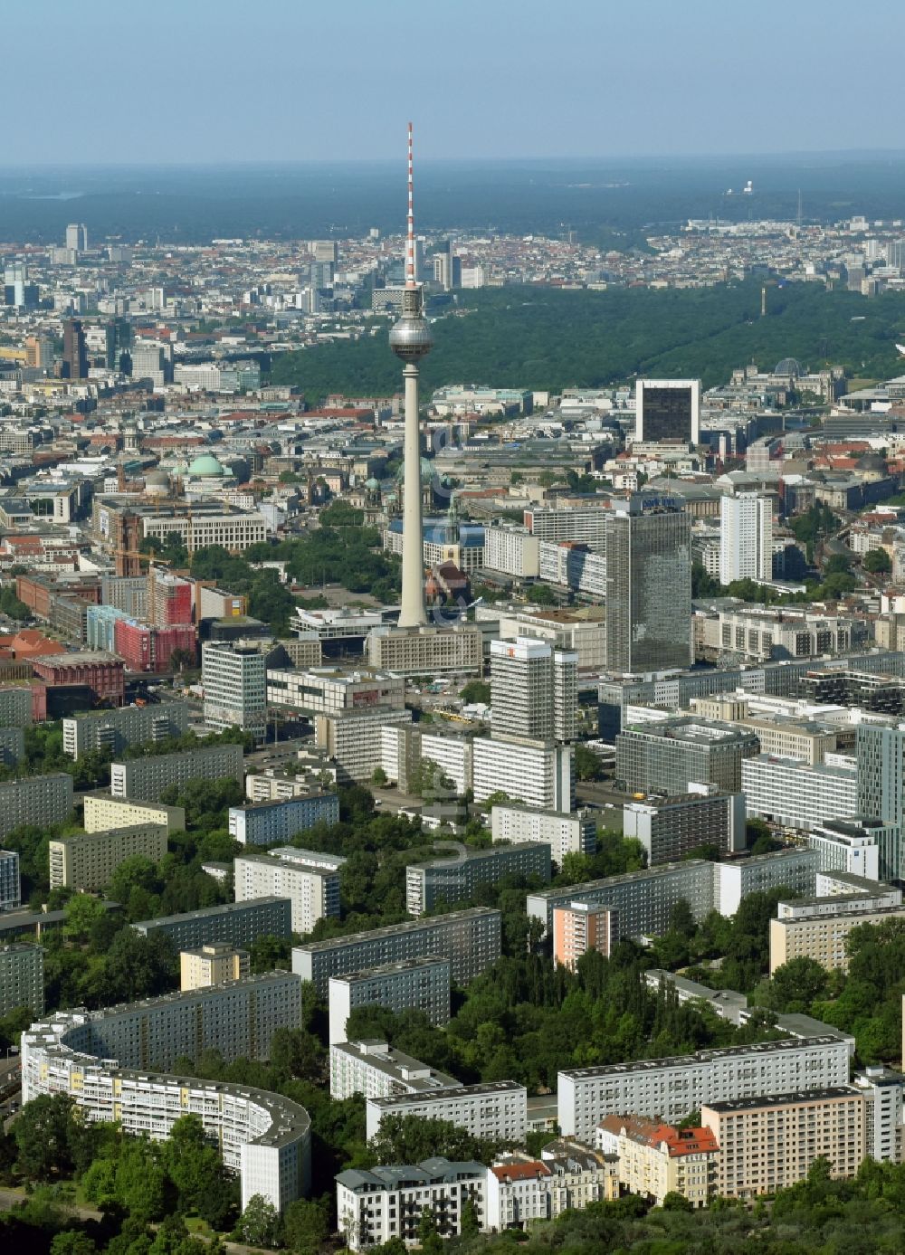 Luftaufnahme Berlin - Stadtzentrum im Innenstadtbereich Ost am Berliner Fernsehturm im Ortsteil Mitte in Berlin, Deutschland