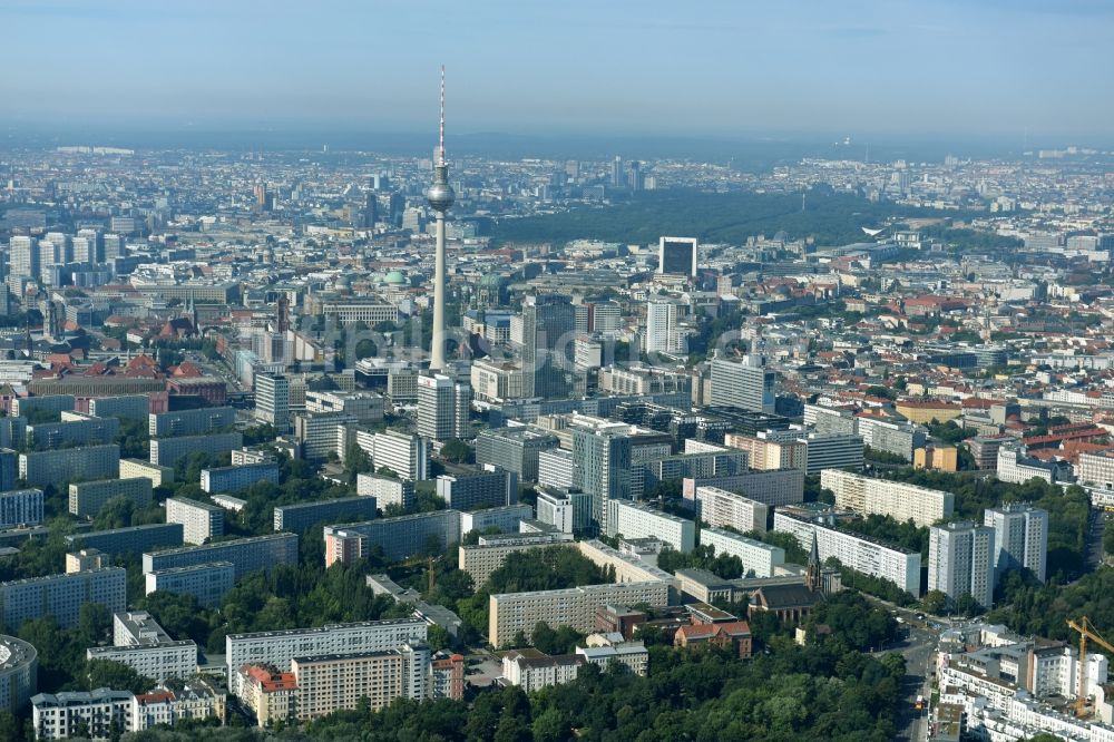 Luftaufnahme Berlin - Stadtzentrum im Innenstadtbereich Ost am Berliner Fernsehturm im Ortsteil Mitte in Berlin, Deutschland