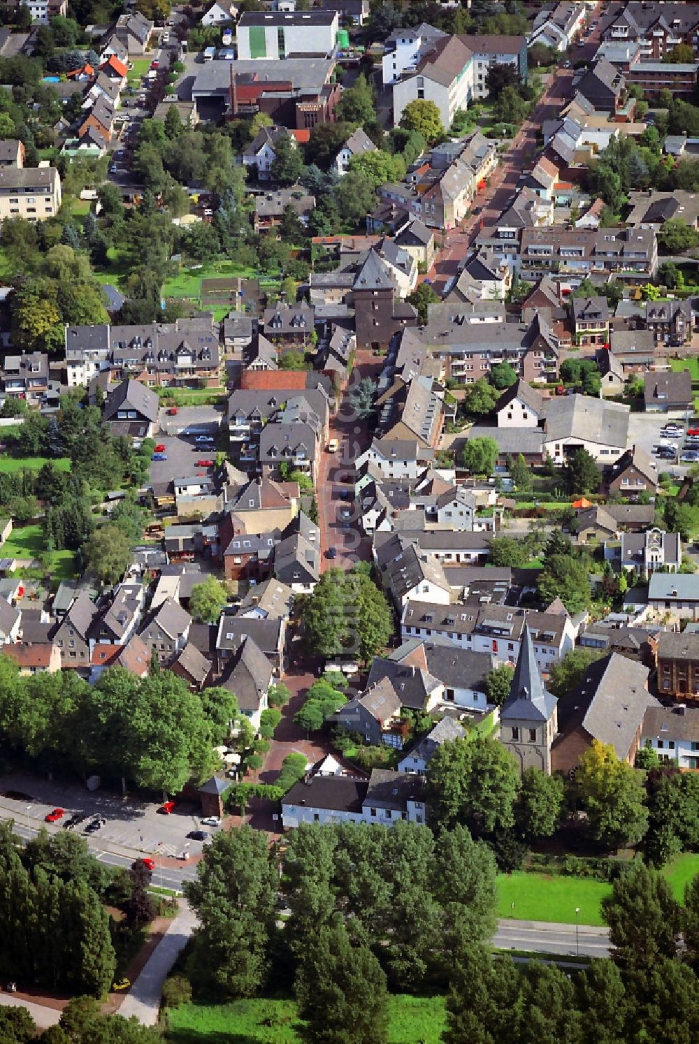 Luftaufnahme Monheim - Stadtzentrum im Innenstadtbereich am Schelmenturm an der Turmstraße von Mohnheim in Nordrhein-Westfalen
