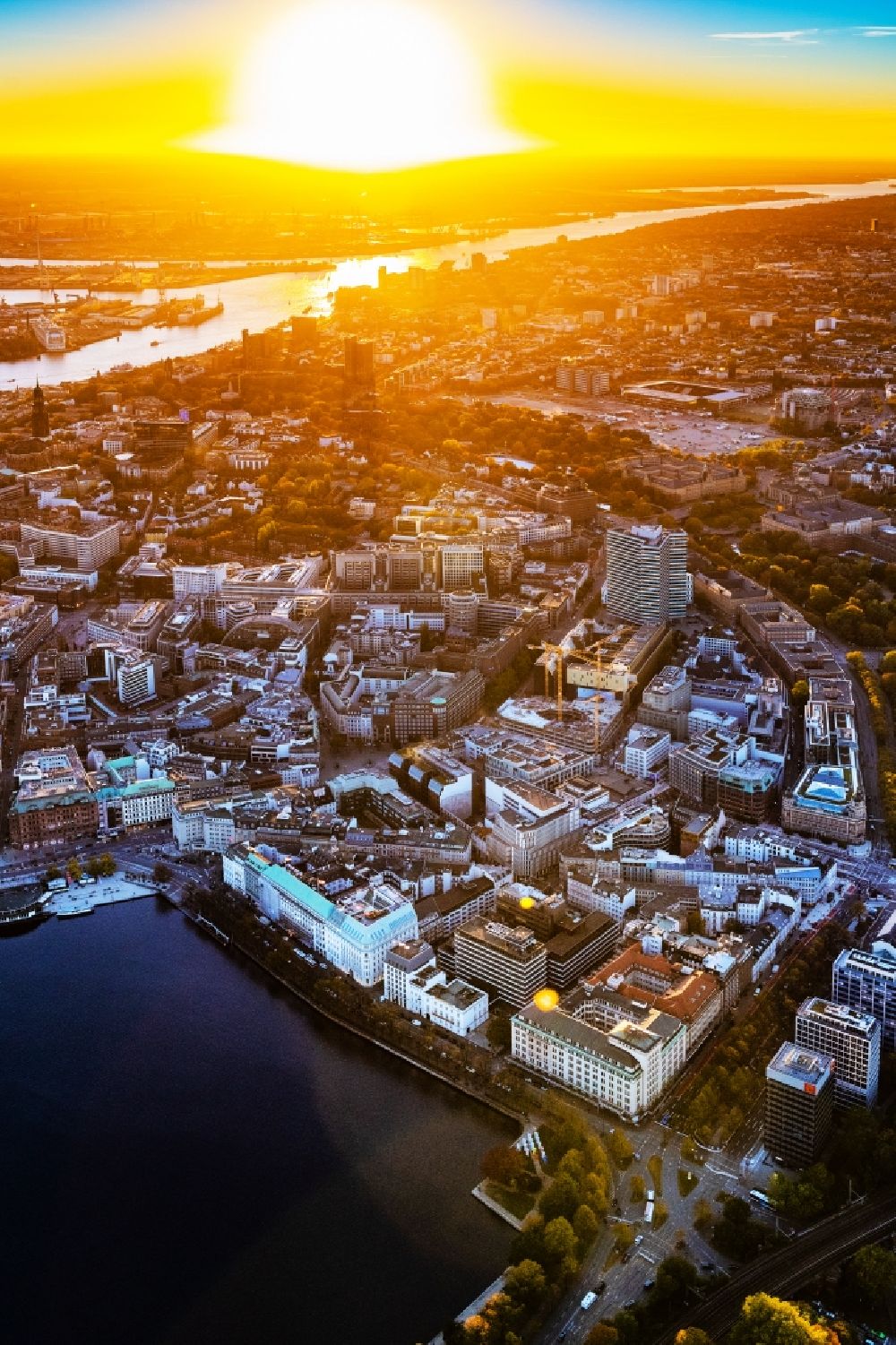 Hamburg aus der Vogelperspektive: Stadtzentrum im Innenstadtbereich im Sonnenuntergang mit Innen-Alster in Hamburg