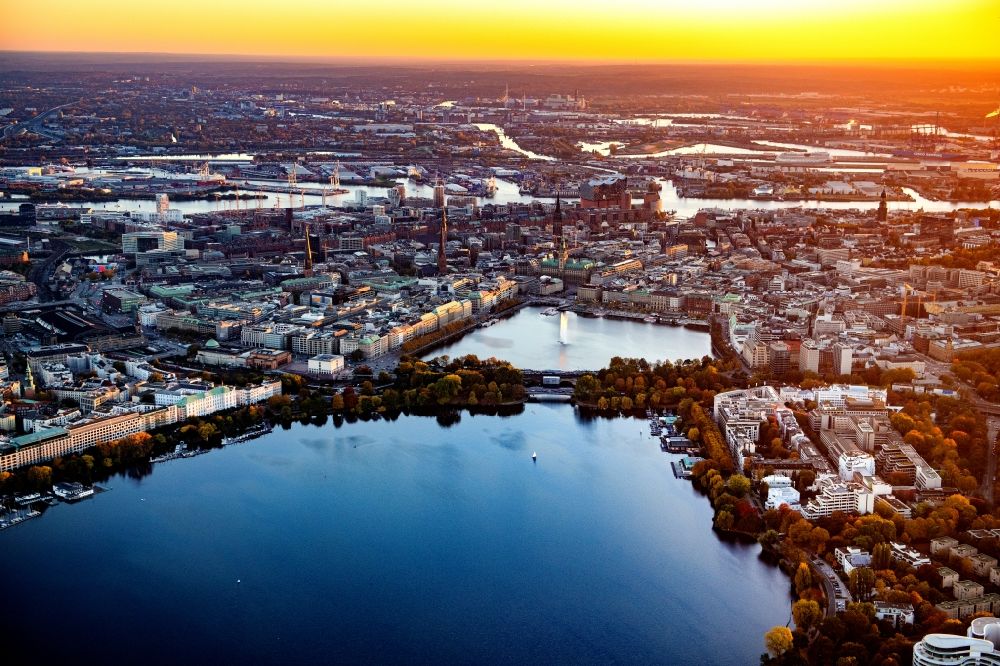 Luftbild Hamburg - Stadtzentrum im Innenstadtbereich im Sonnenuntergang mit Innen-Alster in Hamburg