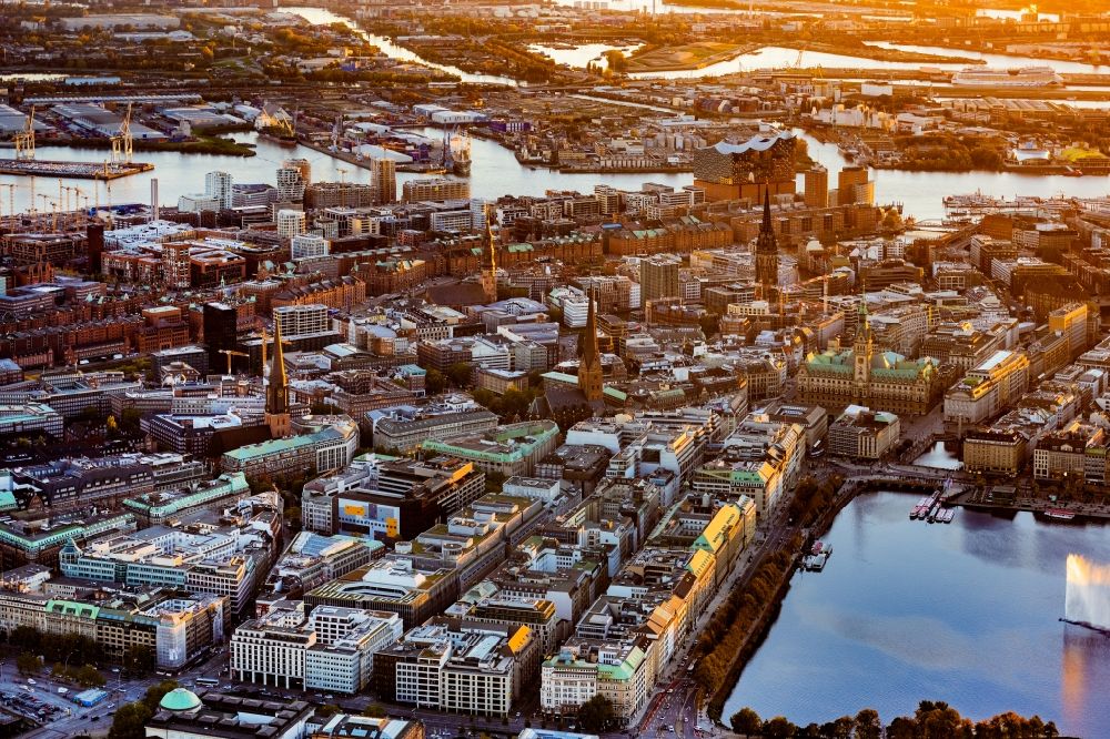 Hamburg aus der Vogelperspektive: Stadtzentrum im Innenstadtbereich im Sonnenuntergang mit Innen-Alster in Hamburg