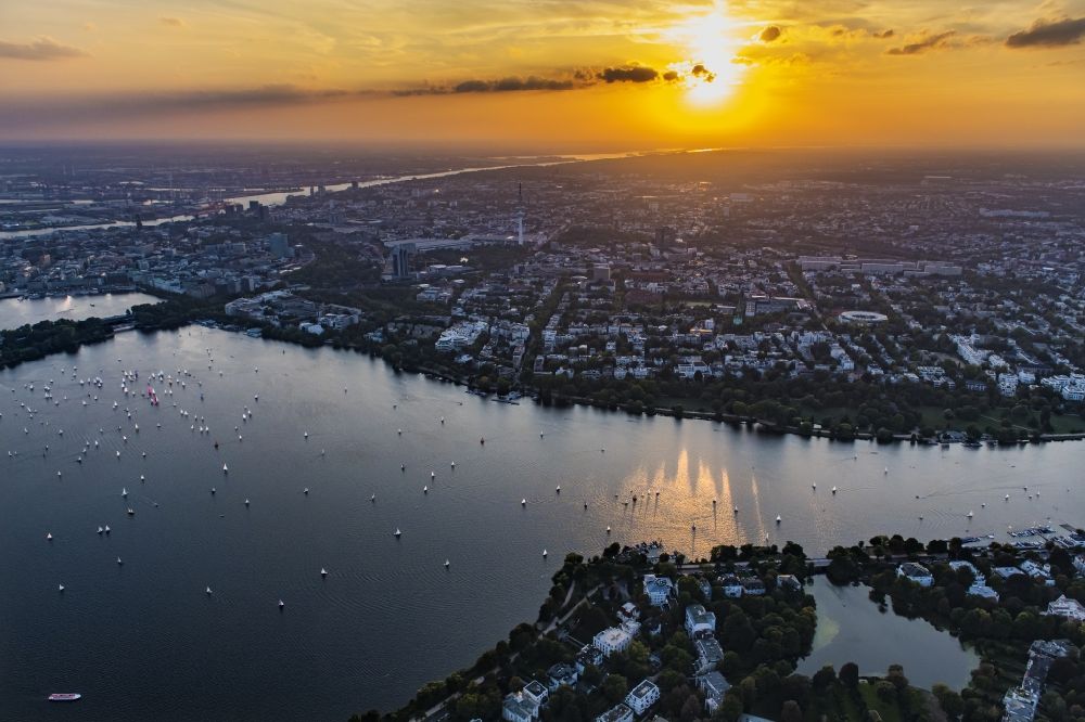 Luftaufnahme Hamburg - Stadtzentrum im Innenstadtbereich im Sonnenuntergang mit Innen und Außenalster in Hamburg