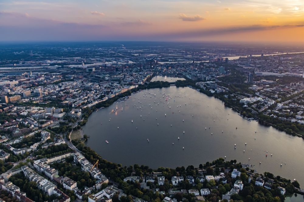 Hamburg von oben - Stadtzentrum im Innenstadtbereich im Sonnenuntergang mit Innen und Außenalster in Hamburg