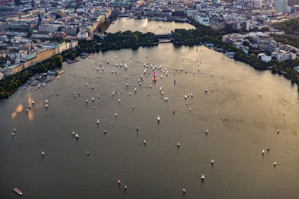 Hamburg aus der Vogelperspektive: Stadtzentrum im Innenstadtbereich im Sonnenuntergang mit Innen und Außenalster in Hamburg