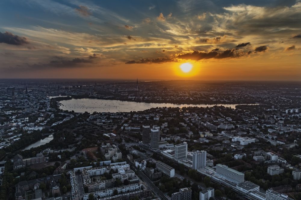 Luftbild Hamburg - Stadtzentrum im Innenstadtbereich im Sonnenuntergang mit Innen und Außenalster in Hamburg