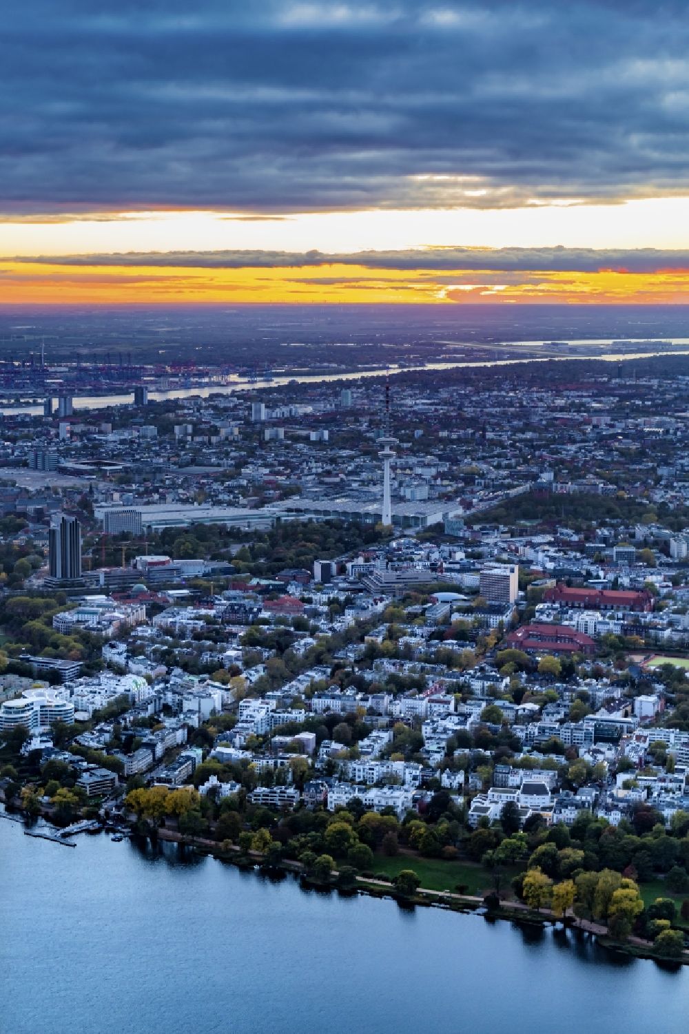 Luftaufnahme Hamburg - Stadtzentrum im Innenstadtbereich im Sonnenuntergang mit Innen und Außenalster in Hamburg