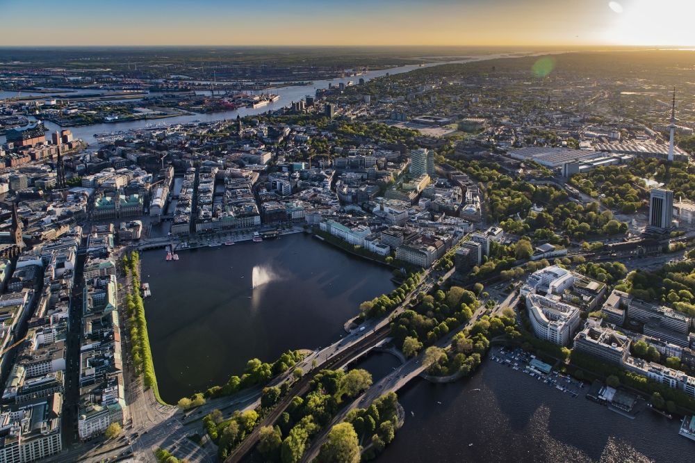 Luftbild Hamburg - Stadtzentrum im Innenstadtbereich im Sonnenuntergang mit Innen und Außenalster in Hamburg
