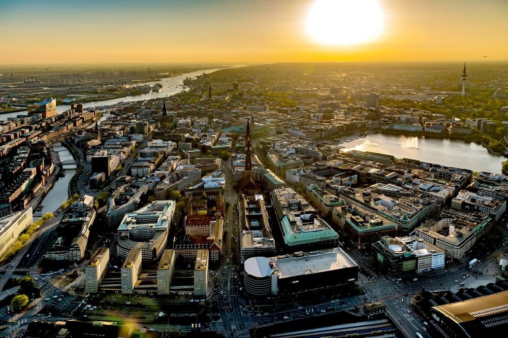 Hamburg aus der Vogelperspektive: Stadtzentrum im Innenstadtbereich im Sonnenuntergang mit Innen und Außenalster in Hamburg