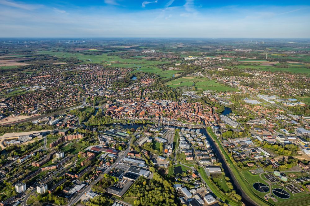 Luftbild Stade - Stadtzentrum im Innenstadtbereich mit Stadthafen und Hafencity in Stade im Bundesland Niedersachsen, Deutschland