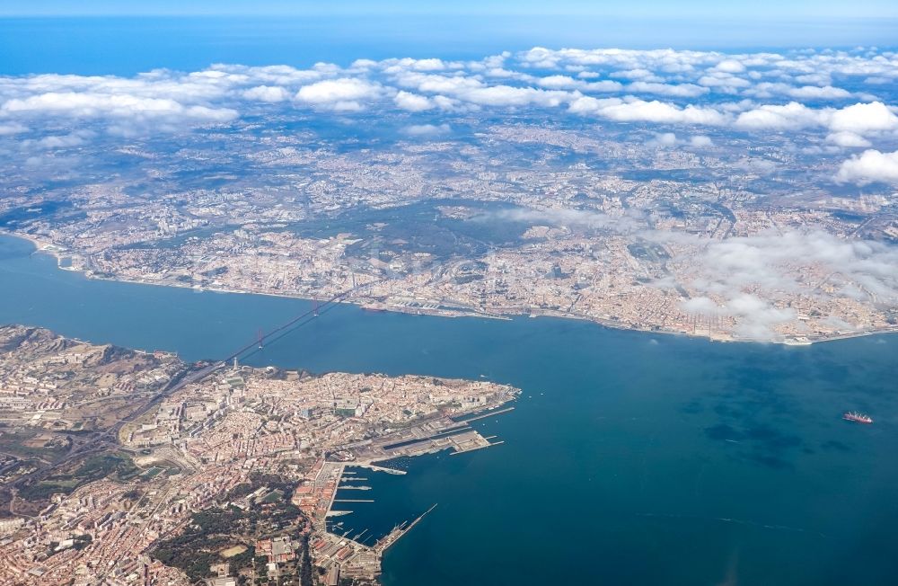 Luftaufnahme Lisboa - Stadtzentrum im Innenstadtbereich Strandufer Tajo - Antlantischer Ozean in Lisboa in Portugal