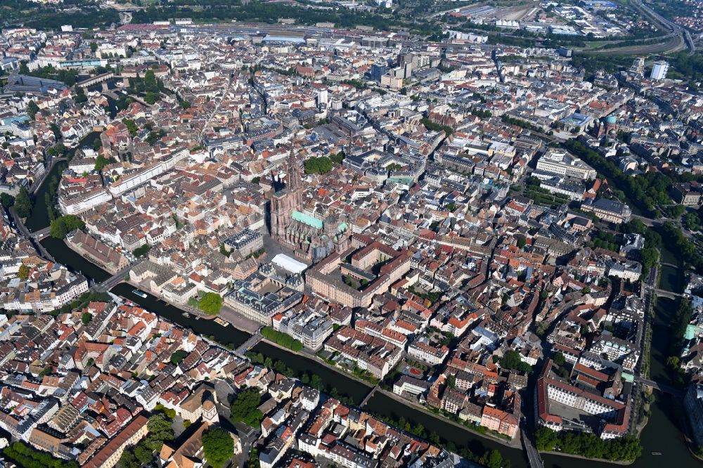 Luftaufnahme Strasbourg - Straßburg - Stadtzentrum im Innenstadtbereich in Strasbourg - Straßburg in Grand Est, Frankreich