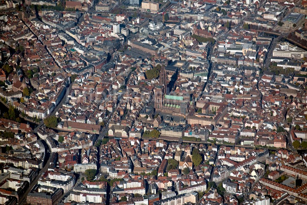 Strasbourg von oben - Stadtzentrum im Innenstadtbereich in Strasbourg - Straßburg in Grand Est, Frankreich