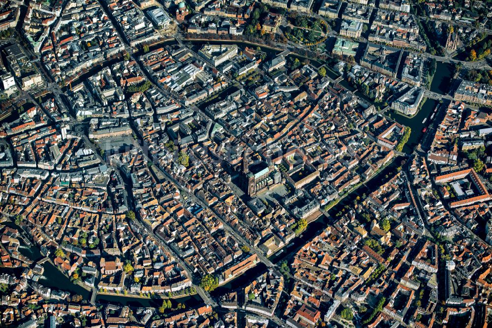 Luftaufnahme Strasbourg - Stadtzentrum im Innenstadtbereich in Strasbourg - Straßburg in Grand Est, Frankreich