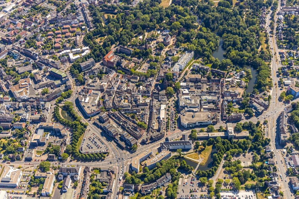 Luftbild Moers - Stadtzentrum im Innenstadtbereich mit Strukturen einer sternförmigen Festungsanlage mit Wallanlagen und Bastionen und dem Moerser Schlosspark in Moers im Bundesland Nordrhein-Westfalen, Deutschland