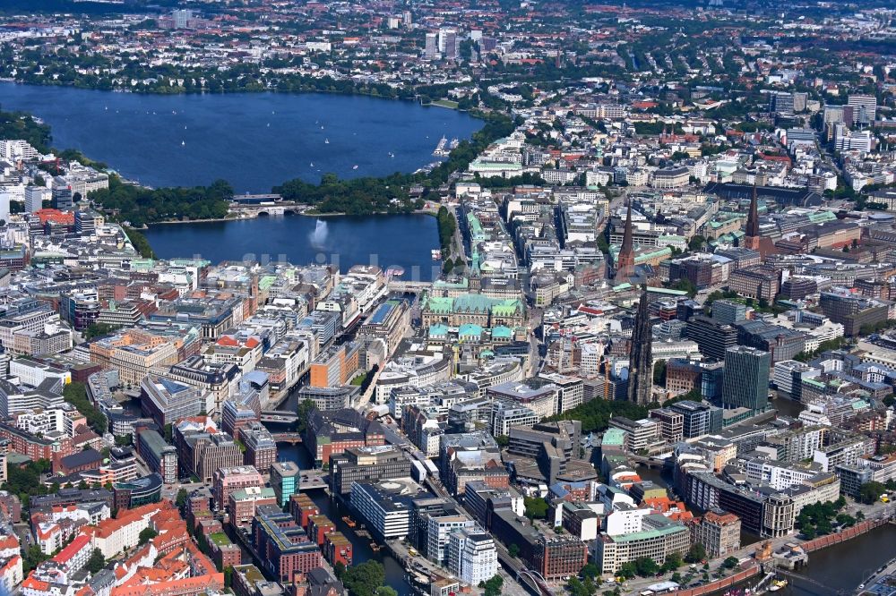 Luftaufnahme Hamburg - Stadtzentrum im Innenstadtbereich am Ufer der Alster in Hamburg, Deutschland