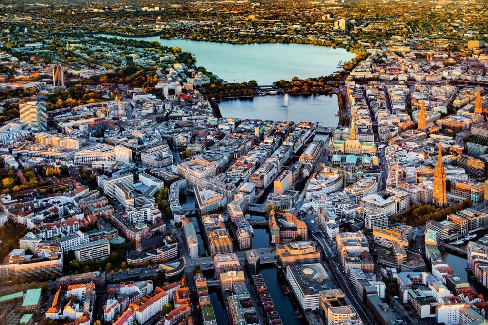 Luftbild Hamburg - Stadtzentrum im Innenstadtbereich am Ufer der Alster in Hamburg, Deutschland