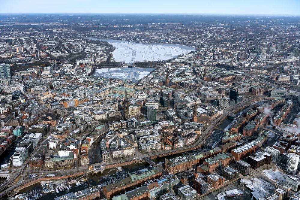 Hamburg aus der Vogelperspektive: Stadtzentrum im Innenstadtbereich am Ufer der Alster in Hamburg, Deutschland