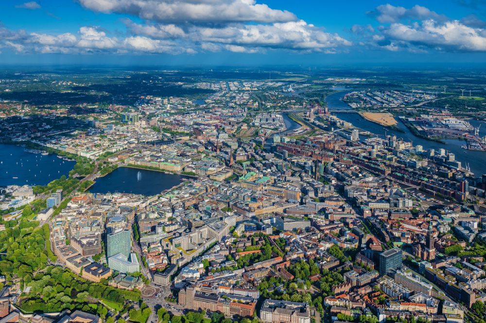 Luftaufnahme Hamburg - Stadtzentrum im Innenstadtbereich am Ufer der Alster in Hamburg, Deutschland